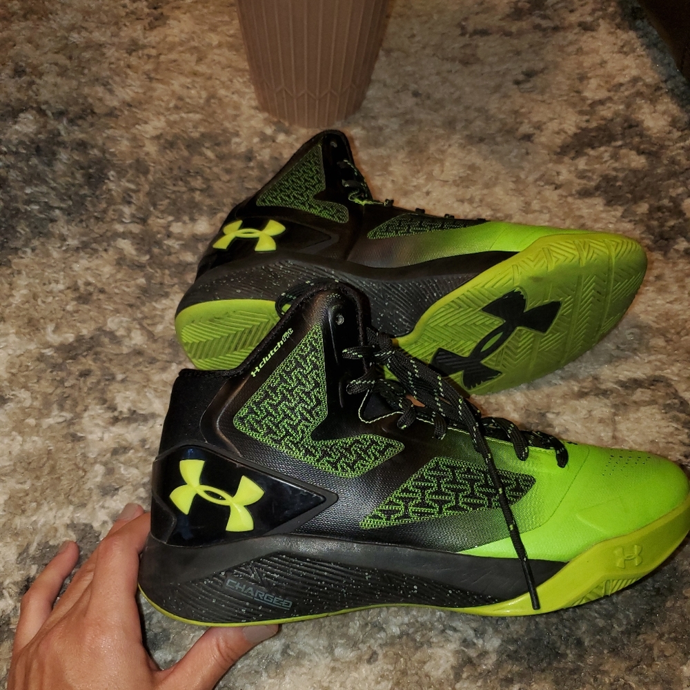 Boys 6.5 Under Armour Basketball Shoes